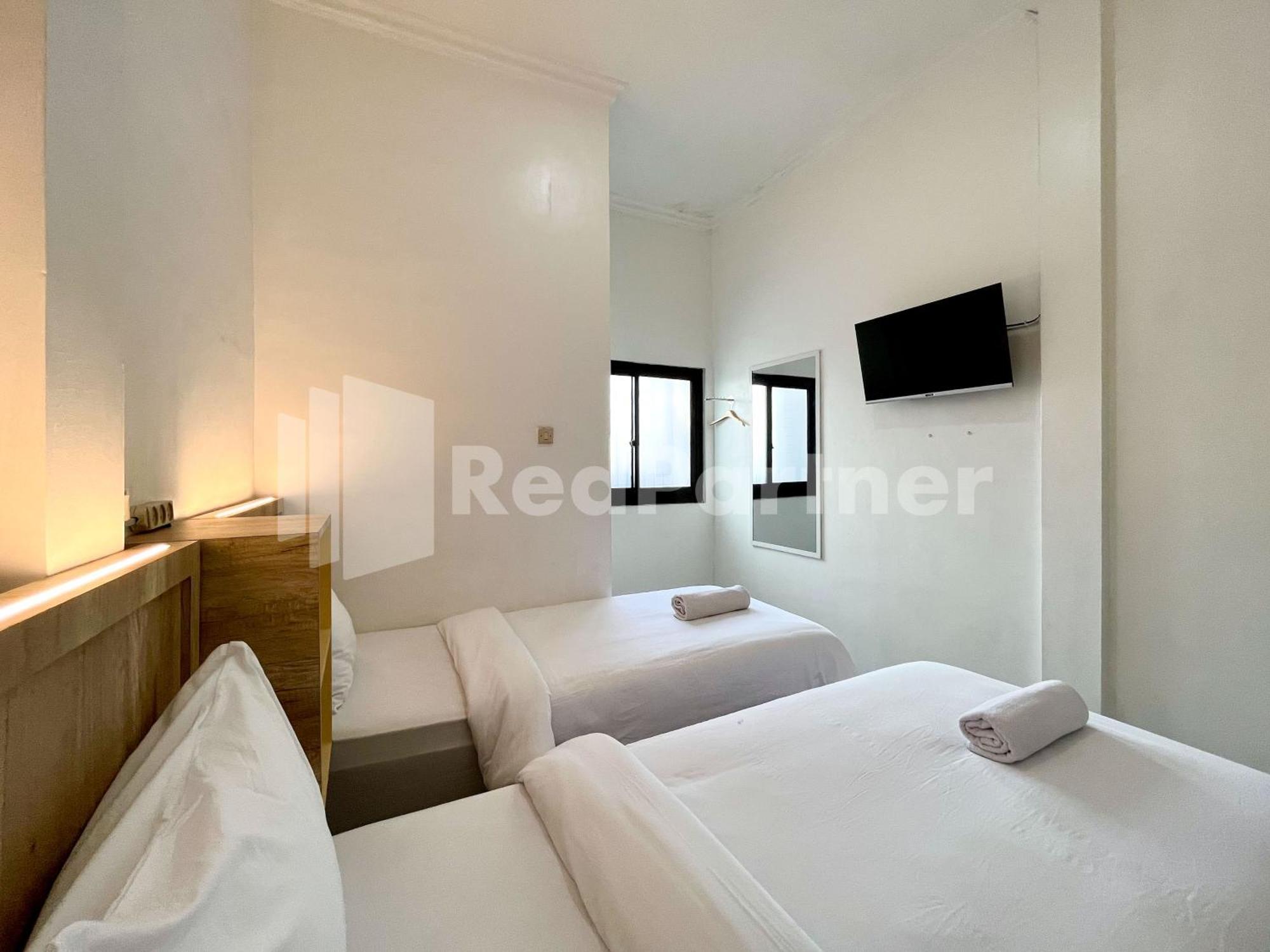D Palma Near Lokananta Manahan Mitra Reddoorz Surakarta  Экстерьер фото