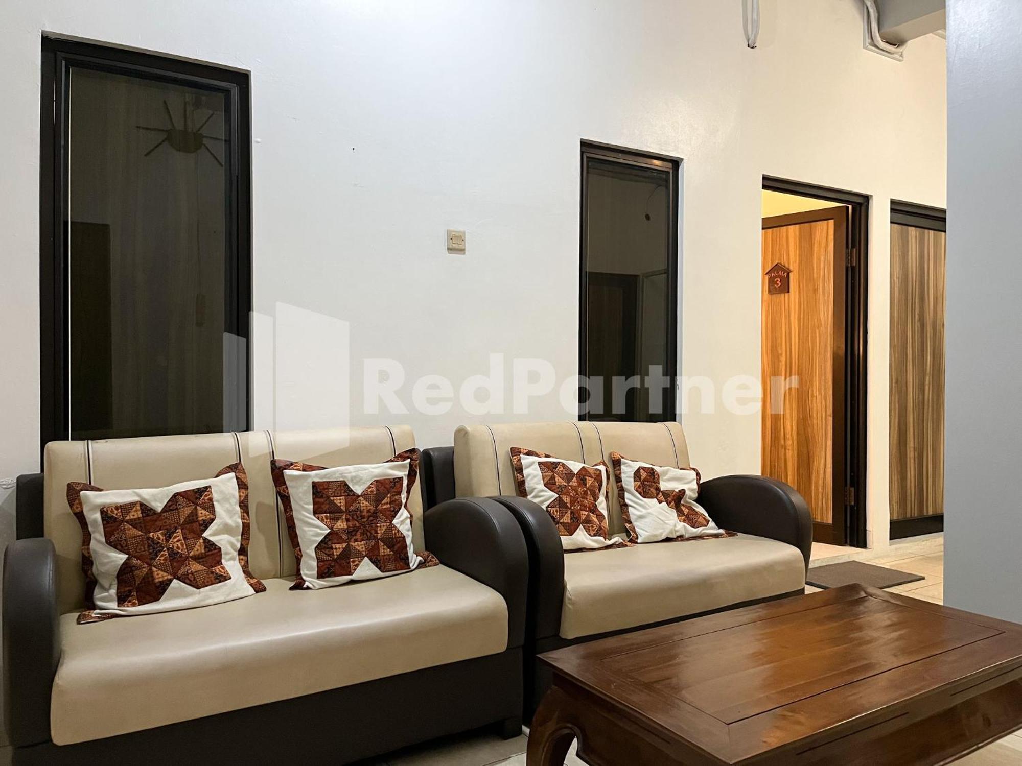 D Palma Near Lokananta Manahan Mitra Reddoorz Surakarta  Экстерьер фото